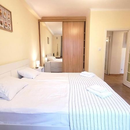 Happy Life - Apartment Next To Metro Station Varşovia Exterior foto