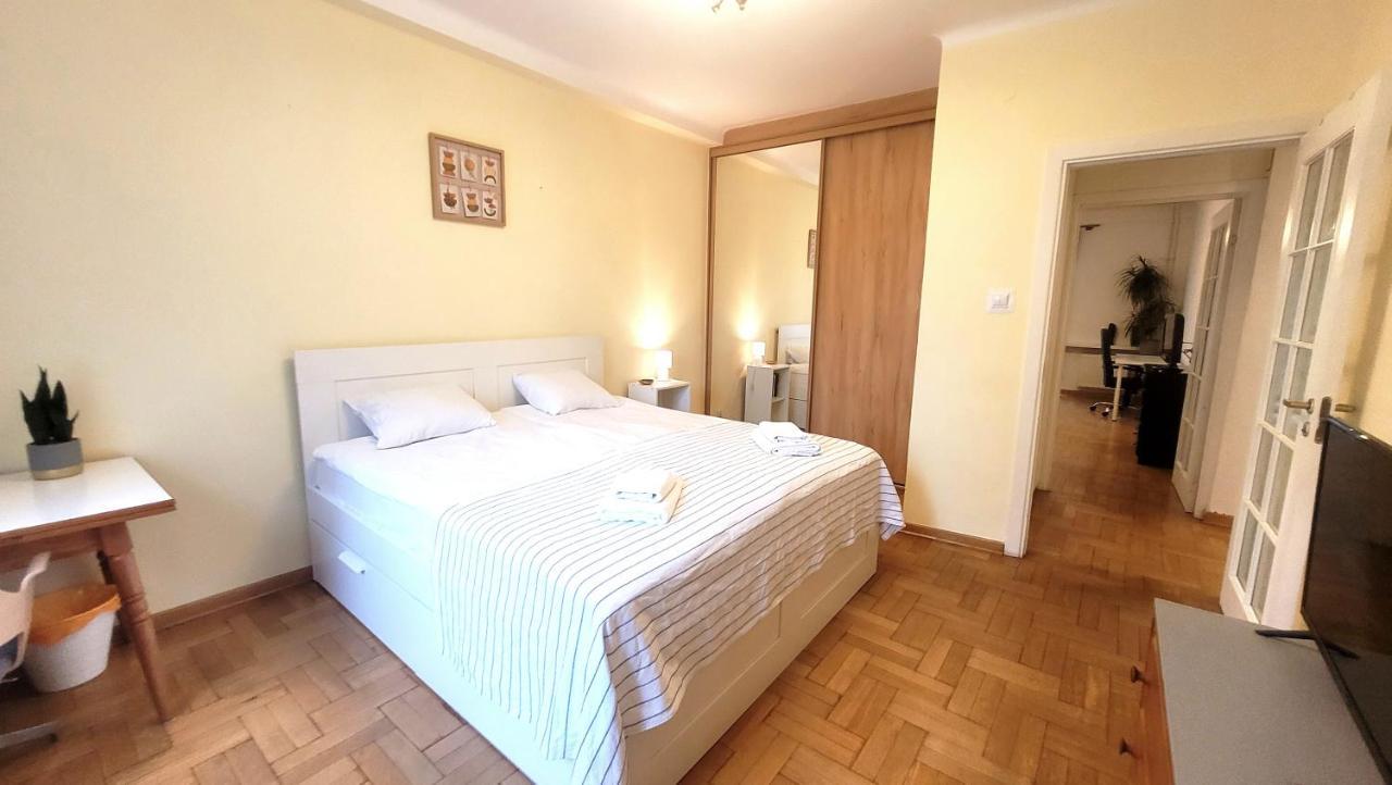 Happy Life - Apartment Next To Metro Station Varşovia Exterior foto