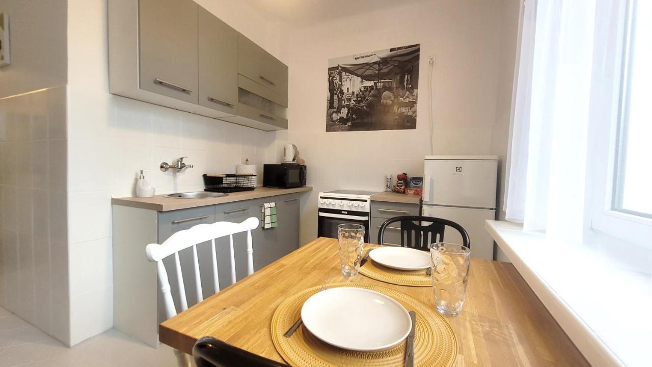 Happy Life - Apartment Next To Metro Station Varşovia Exterior foto